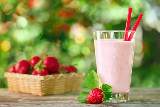 Milkshake with ice cream with strawberries is a simple and delicious recipe how to cook step by step