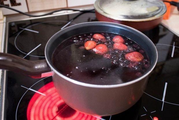 Compote of different berries is a simple and delicious recipe, how to cook step by step