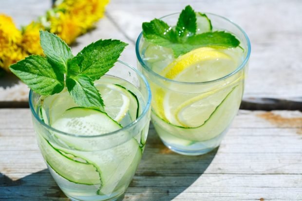 Lemonade with cucumber, lemon and mint is a simple and delicious recipe, how to cook step by step