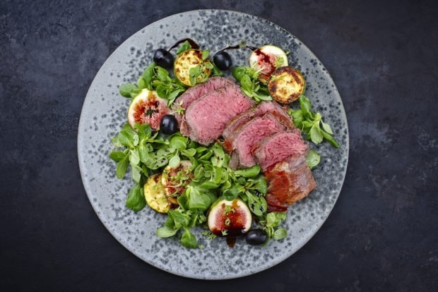 Salad with beef and figs is a simple and delicious recipe, how to cook step by step