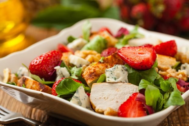 Salad with strawberries, blue cheese and smoked chicken is a simple and delicious recipe how to cook step by step