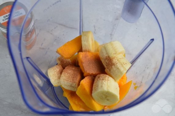 Mango and banana smoothie: photo of recipe preparation, step 2