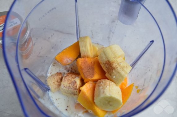 Mango and banana smoothie: photo of recipe preparation, step 3