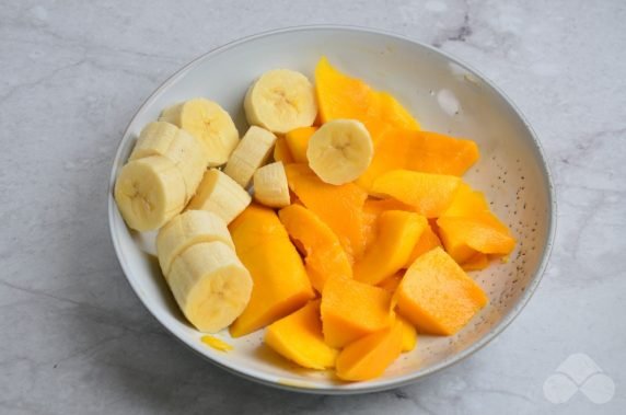 Mango and banana smoothie: photo of recipe preparation, step 1