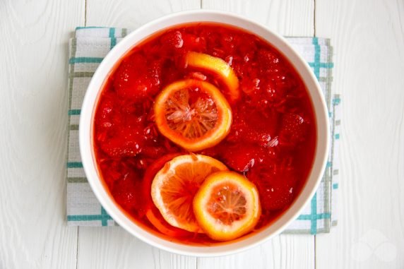 Lemonade with strawberries and lime juice: photo of recipe preparation, step 5