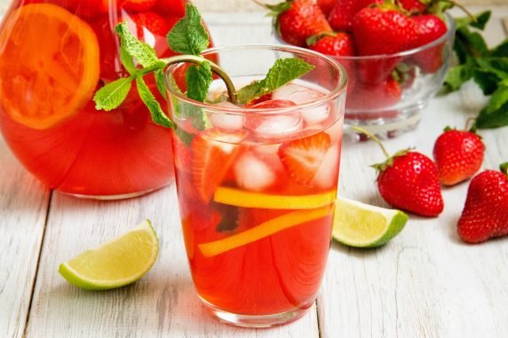 Lemonade with strawberries and lime juice: photo of recipe preparation, step 8