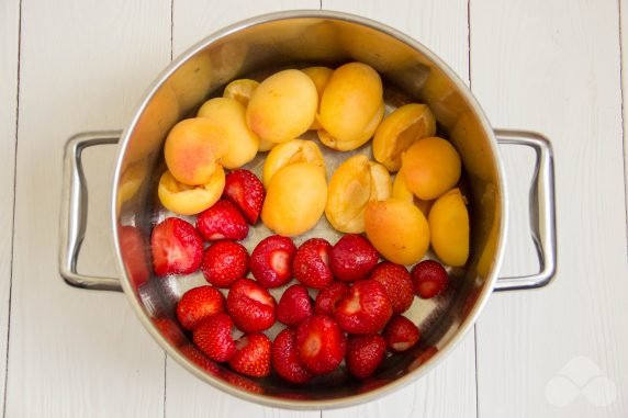 Apricot and strawberry compote: photo of recipe preparation, step 1