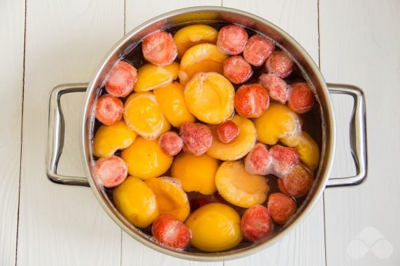 Apricot and strawberry compote: photo of recipe preparation, step 3