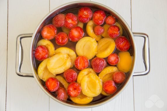 Apricot and strawberry compote: photo of recipe preparation, step 2