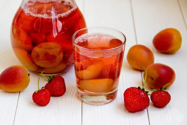 Apricot and strawberry compote