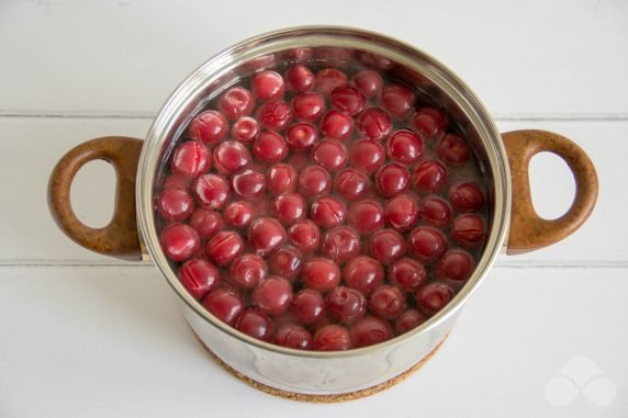 Cherry compote with pits: photo of recipe preparation, step 1