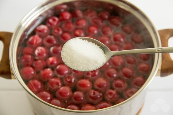 Cherry compote with pits: photo of recipe preparation, step 2