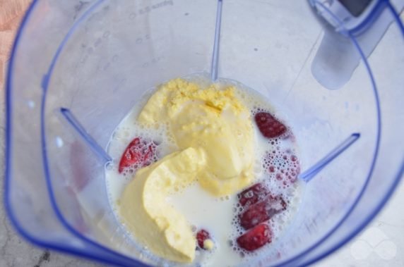 Milkshake with strawberries: photo of recipe preparation, step 3