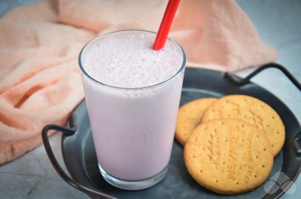 Milkshake with strawberries