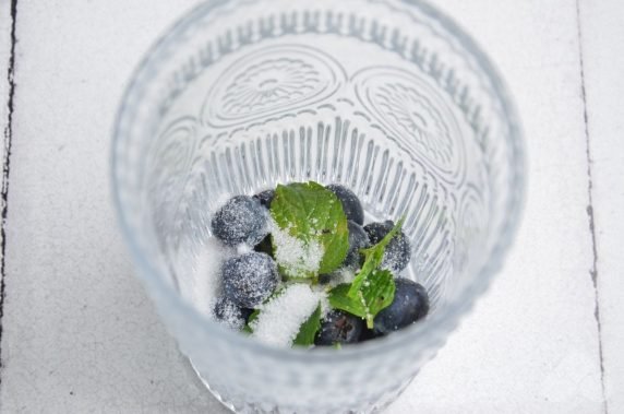Blueberry mojito : photo of recipe preparation, step 3 Blueberry mojito : photo of recipe preparation, step 3
