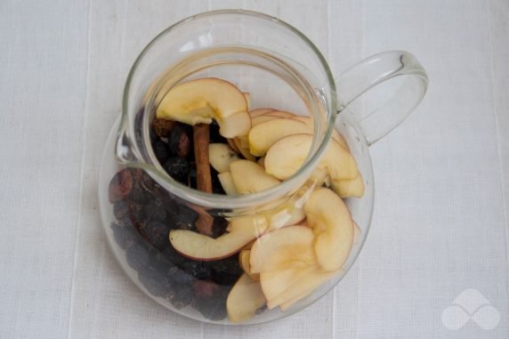 Tea with rosehip, apple and cinnamon: photo of recipe preparation, step 2