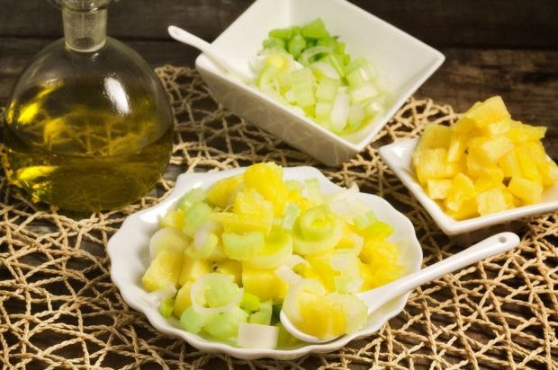 Celery, pineapple and leek salad – a simple and delicious recipe, how to cook step by step