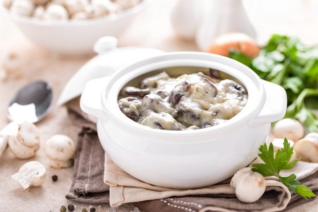 Mushroom sauce with sour cream 