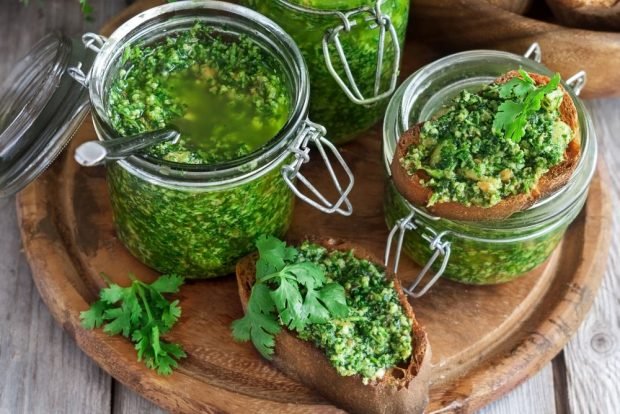 Cilantro pesto is a simple and delicious recipe, how to cook step by step