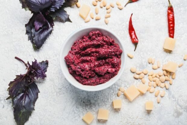 Purple basil and pine nuts pesto is a simple and delicious recipe, how to cook step by step