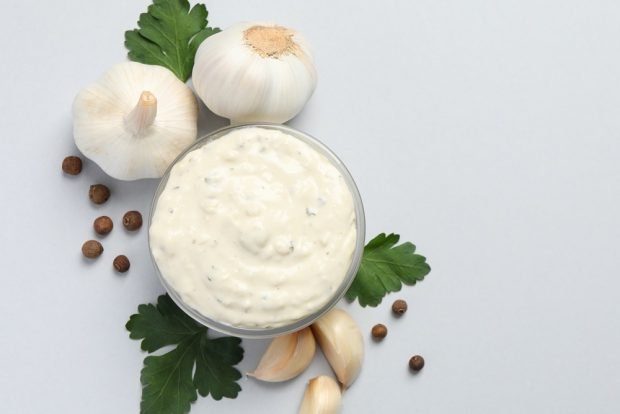 Garlic sauce with sour cream and mayonnaise is a simple and delicious recipe, how to cook step by step