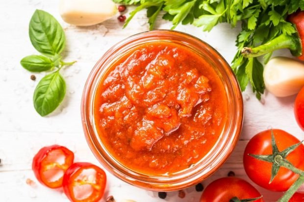 Hot sauce made from tomatoes, herbs and garlic – a simple and delicious recipe for cooking step-by-step