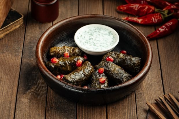 Sauce for dolma made of sour cream with garlic and herbs is a simple and delicious recipe, how to cook step by step