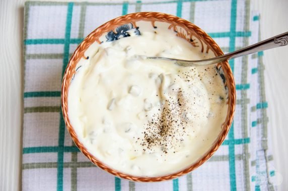 Tartare sauce with capers and pickles: photo of recipe preparation, step 3