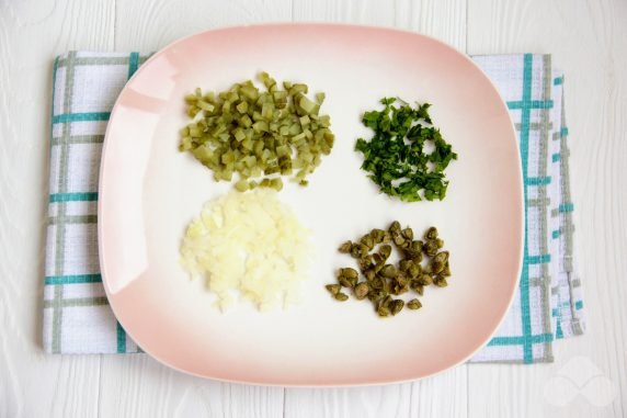 Tartare sauce with capers and pickles: photo of recipe preparation, step 1