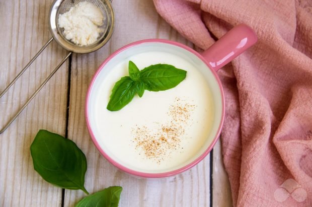 Bechamel sauce with cream