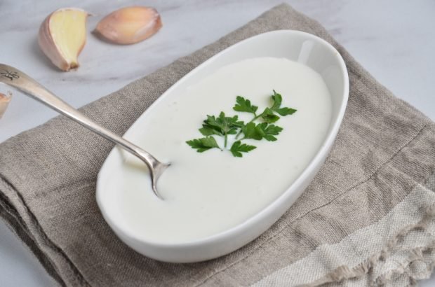 White garlic sauce – a simple and delicious recipe with photos (step by step)