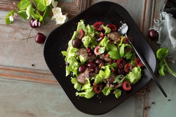 Exquisite salad with chicken liver, cherries and herbs – a simple and delicious recipe, how to cook step by step