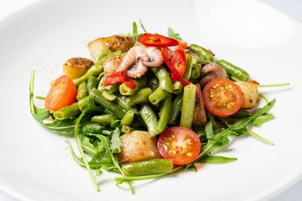 Salad with sea cocktail and asparagus beans – a simple and delicious recipe, how to cook step by step