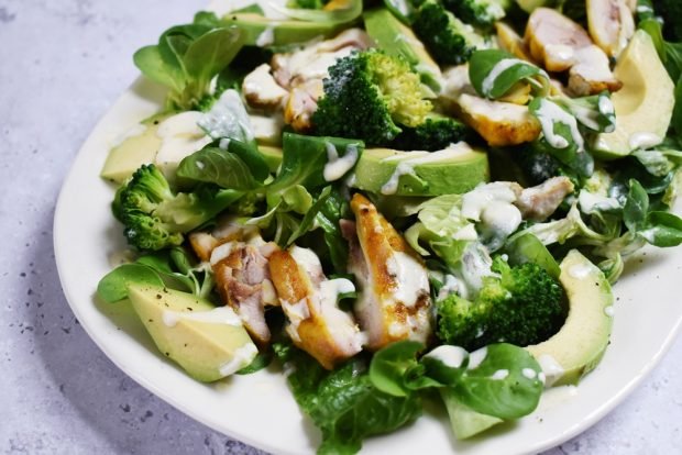 Salad with smoked chicken and broccoli is a simple and delicious recipe, how to cook step by step