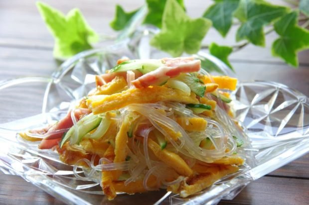 Salad of funchosa, omelet, bacon and cucumbers – a simple and delicious recipe, how to cook step by step