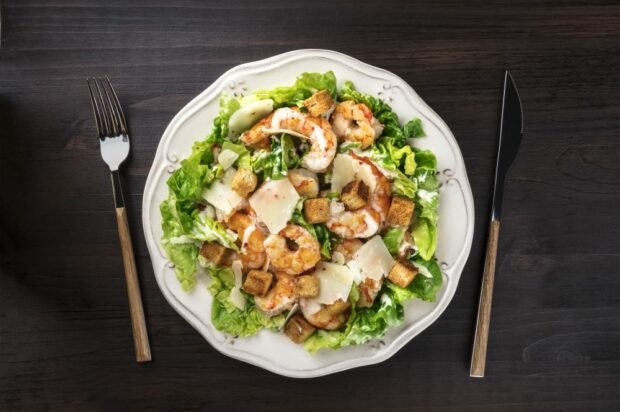 Caesar salad with shrimp is a simple and delicious recipe, how to cook step by step