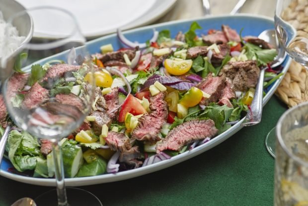 Salad with beef and yellow tomatoes – a simple and delicious recipe, how to cook step by step