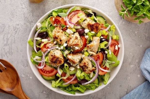 Greek salad with fried chicken is a simple and delicious recipe, how to cook step by step