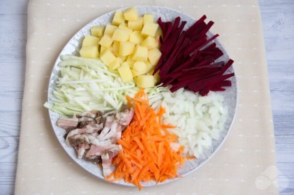 Borscht with beef and bacon: photo of recipe preparation, step 2