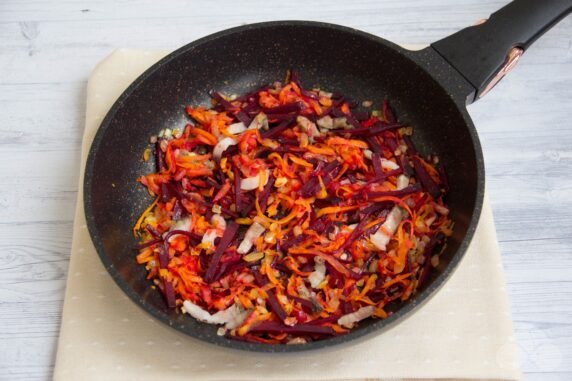 Borscht with beef and bacon: photo of recipe preparation, step 4