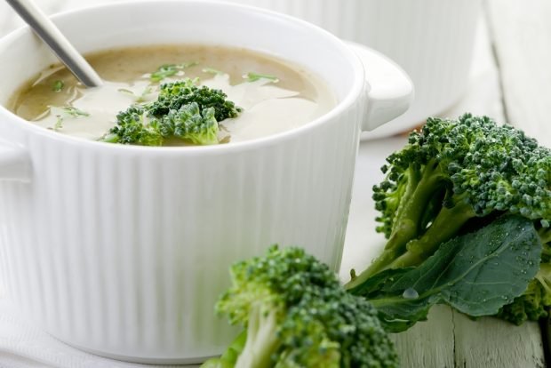 Pea soup puree with broccoli is a simple and delicious recipe, how to cook step by step