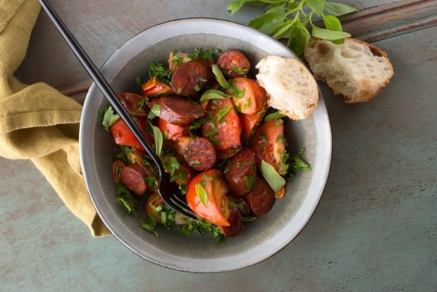 Tomato salad with smoked sausage