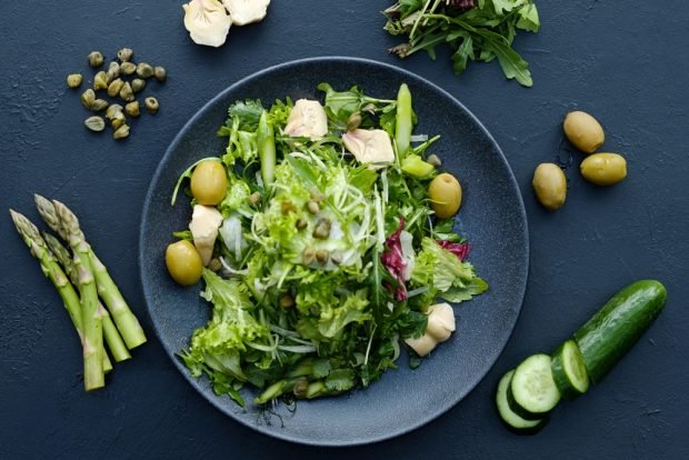 Green salad with asparagus, artichokes and capers