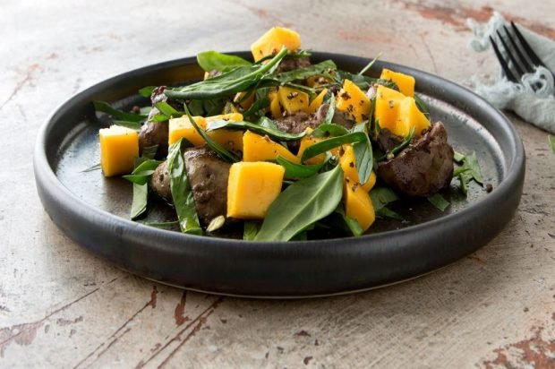 Chicken liver, mango and spinach salad – a simple and delicious recipe, how to cook step by step