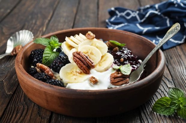 Fruit salad of blackberries, bananas and nuts – a simple and delicious recipe, how to cook step by step