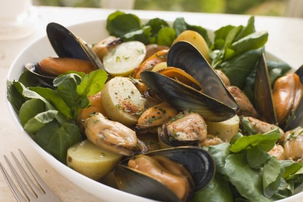 Salad with potatoes and mussels is a simple and delicious recipe, how to cook step by step