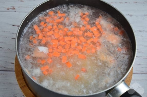 Ear of red fish with cream: photo of recipe preparation, step 3