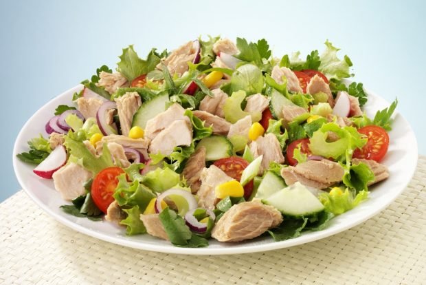 Light vegetable salad with tuna is a simple and delicious recipe, how to cook step by step