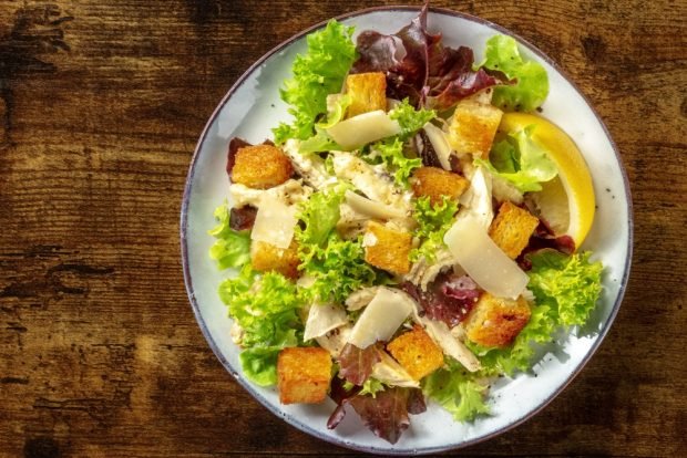 Caesar salad with lemon dressing is a simple and delicious recipe, how to cook step by step