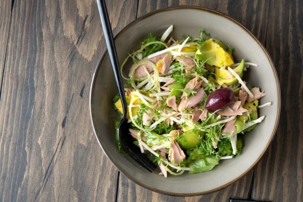 Salad with avocado, tuna and olives is a simple and delicious recipe, how to cook step by step